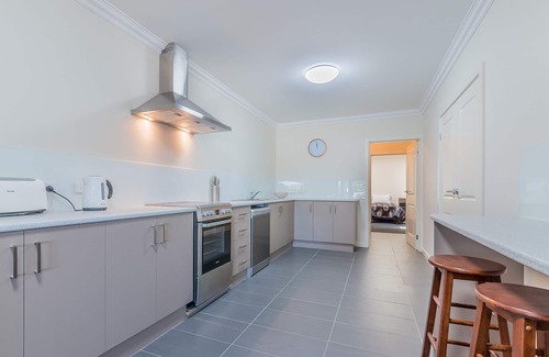 Cowes Apartment | Unit 2-83 Thompson Avenue, Cowes, Spacious 2 bedroom Unit, includes linen.
