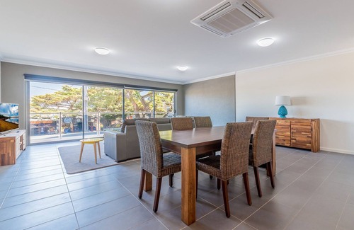 Cowes Apartment | Unit 2-83 Thompson Avenue, Cowes, Spacious 2 bedroom Unit, includes linen.