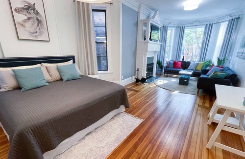 Lakeview Condo | Unit 2 - Perfect Wrigleyville Stay