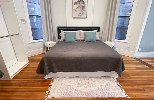 Lakeview Condo | Unit 2 - Perfect Wrigleyville Stay