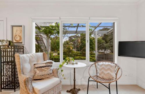 Queenscliff Apartment | Unit 2 Spring Hill Holiday Units - Pet friendly