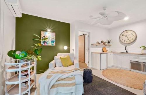 Queenscliff Apartment | Unit 2 Spring Hill Holiday Units - Pet friendly
