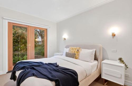 Queenscliff Apartment | Unit 2 Spring Hill Holiday Units - Pet friendly