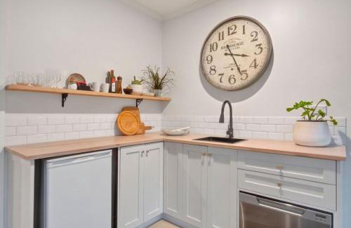 Queenscliff Apartment | Unit 2 Spring Hill Holiday Units - Pet friendly