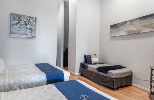 Gaslamp Quarter Hotel | UNIT #201 1-bedroom/1-bath 700 sq. ft suite with Parking & 4 Beds including a full kitchen - Washer/Dryer