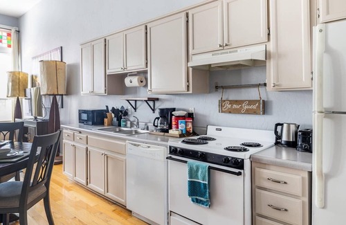 Gaslamp Quarter Hotel | UNIT #202 1-bedroom/1-bath 700 sq. ft suite with Parking & 3 Beds including a full kitchen - Washer/Dryer
