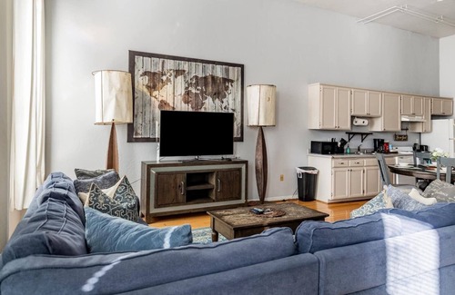 Gaslamp Quarter Hotel | UNIT #202 1-bedroom/1-bath 700 sq. ft suite with Parking & 3 Beds including a full kitchen - Washer/Dryer