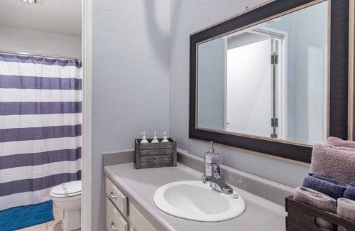 Gaslamp Quarter Hotel | UNIT #202 1-bedroom/1-bath 700 sq. ft suite with Parking & 3 Beds including a full kitchen - Washer/Dryer