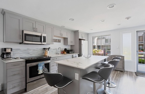 Hyannis Condo | Unit 25 Poolside 2BD-A/C, Private Balcony, Association Beach & Pool