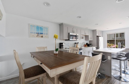 Hyannis Condo | Unit 25 Poolside 2BD-A/C, Private Balcony, Association Beach & Pool