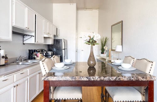 Gaslamp Quarter Hotel | UNIT #302 1-bedroom/1-bath 700 sq. ft suite with Parking & 3 Beds including a full kitchen - Washer/Dryer