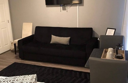 Pacific Terrace Hotel | UNIT #4 Studio/1-bath 300 sq. ft suite with Parking & 2 Beds including a kitchenette
