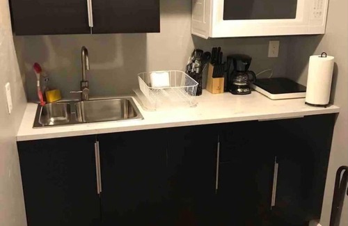 Pacific Terrace Hotel | UNIT #4 Studio/1-bath 300 sq. ft suite with Parking & 2 Beds including a kitchenette