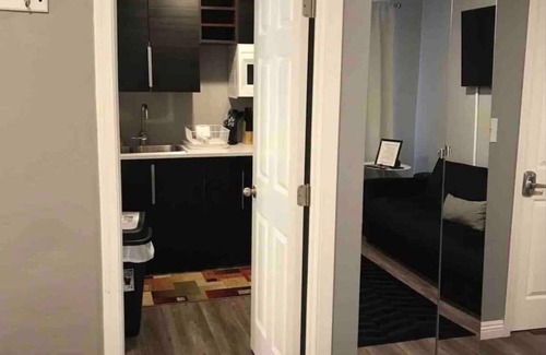 Pacific Terrace Hotel | UNIT #4 Studio/1-bath 300 sq. ft suite with Parking & 2 Beds including a kitchenette