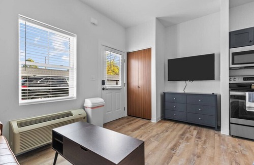 Neenah Apartment | Unit 6 Fox Flats Studios @ Neenah, WI