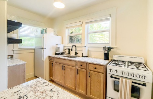 Lake Worth Apartment | Unit B - 1BR - Near DT Dining, Bars, + Beach