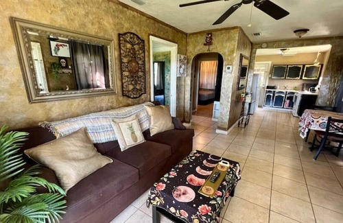 Windermere House | UNIT B · Lakeside Boho Bungalow in Windermere, 1GB WiFi