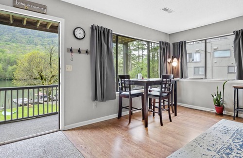 Chattanooga Condo | Unit C 10 Mins to Downtown! River Front Vacation W/Water Access