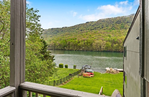 Chattanooga Condo | Unit I - River/Mountain View Condo! Water/Dock Access, Free Kayaks/Paddle Boards
