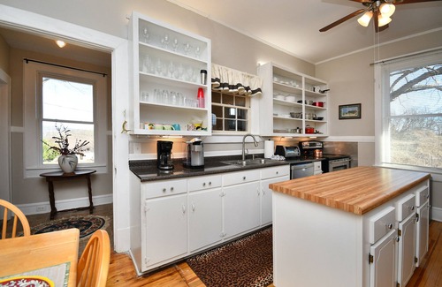 City View House | ✨Unity Park Retreat 🏡 Walk to Unity Park, Half a Mile Away! Private Backyard!✨