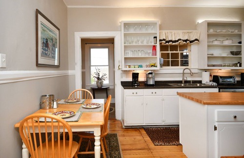 City View House | ✨Unity Park Retreat 🏡 Walk to Unity Park, Half a Mile Away! Private Backyard!✨