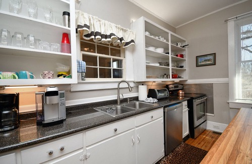 City View House | ✨Unity Park Retreat 🏡 Walk to Unity Park, Half a Mile Away! Private Backyard!✨