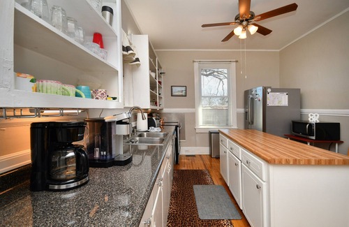 City View House | ✨Unity Park Retreat 🏡 Walk to Unity Park, Half a Mile Away! Private Backyard!✨