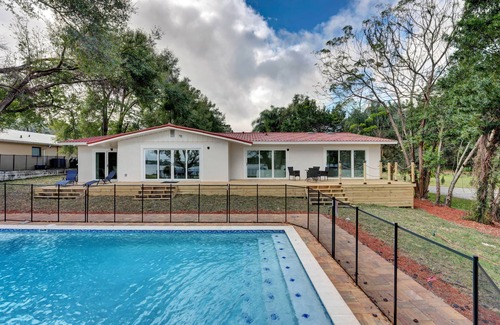 Florida Center House | Universal Studios LAKE HOUSE RETREAT with 5 bedrooms and a private pool.