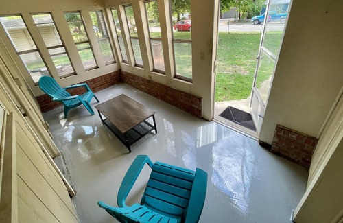 Pittsburg House | University campus vacation home - with massage chair and game room!