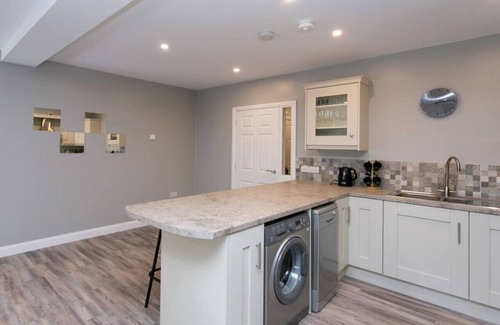 Belfast City Centre Apartment | University Road 1 · Spacious & Modern + Central Location|Couples Break