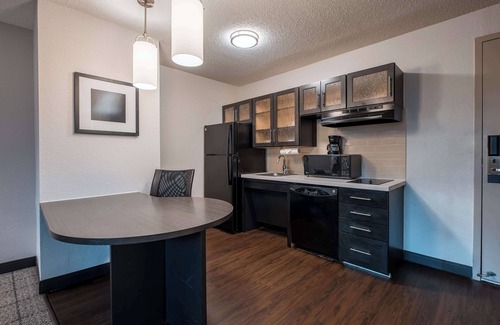 Fossil Creek Hotel | Unlimited Family Fun! 4 Units, Near Fort Worth Zoo! Outdoor BBQ Grill, Parking!