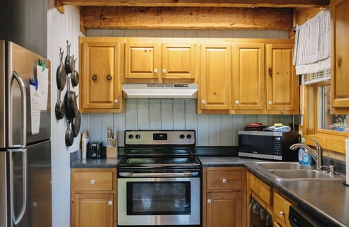 Sevierville Cabin | Unmatched Family Retreat I Pickleball I Basketball I Arcade I Playroom I Bar
