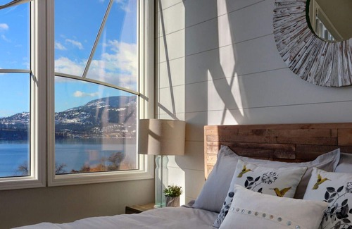North End Condo | Unobstructed Lakeview/ Top Floor with Loft/ Sleeps 8