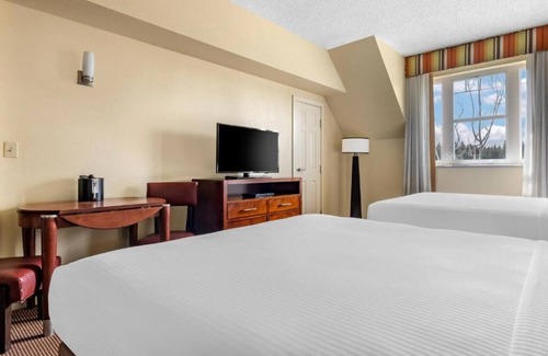 South Lake Tahoe Hotel | Unplug and Reconnect in South Lake Tahoe! Kitchenette, Swimming Pool!