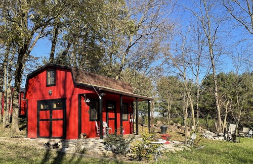 Radnor Cabin | Unplug and recharge at the Taway Cabin by the Creek