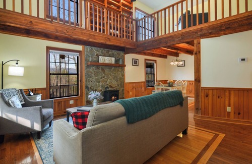 Ellijay Cabin | Unplug & Unwind w/Mountain Views! Pet Friendly, Close to Orchards, Firepit!
