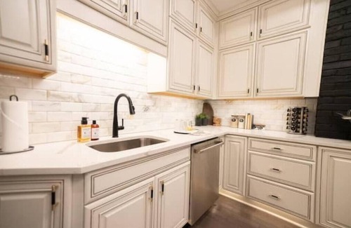 Squirrel Hill South House | Unraveling Luxury Fragrance-free Estate,Spa,Wi-fi,garage