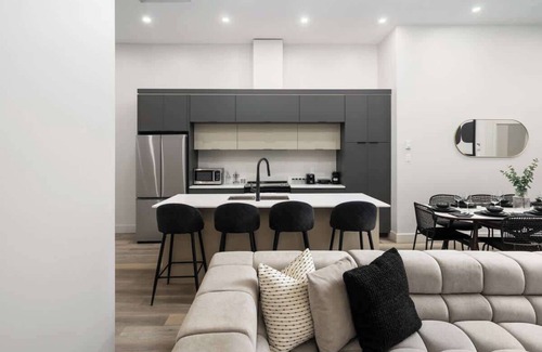 Griffintown Apartment | Unreal 2 BDR in Heart of MTL With Shared Patio