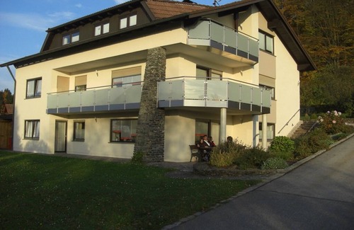 Waffenbrunn Apartment | Unterkunft am Waldrand mit großer Liegewiese