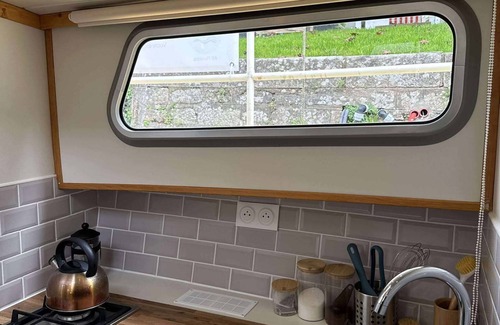 Saint-Nicolas des Eaux Boat Rental | Unusual stay on the Blavet: cosy dockside boat for 2-5 people.