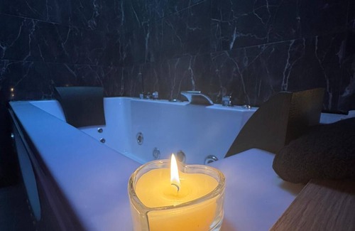 Gorge de Loup Apartment | Unusual love cocoon with jacuzzi in the heart of the city love room incredible night