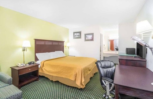 Lookout Valley Neighborhood Association Hotel | Unwind and Relax! Free Parking, Pool, Pets Allowed, Close to Ruby Falls!