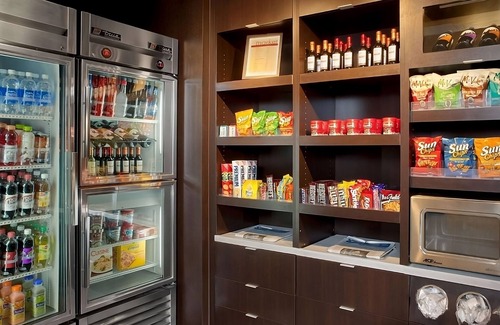 Home Park Hotel | Unwind and Stay at Atlanta Hotel! 2 Modern Units, Pets Allowed, Seasonal Pool!