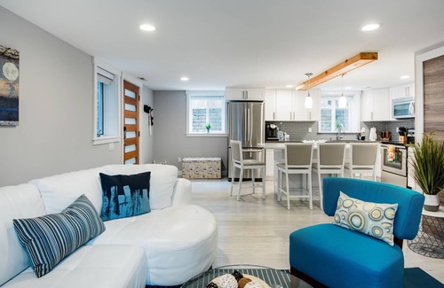Kirkland Apartment | Unwind at a Modern Kirkland Suite