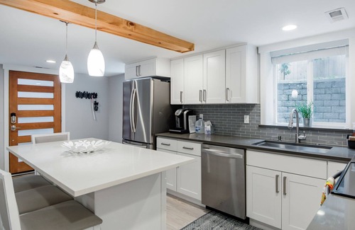 Kirkland Apartment | Unwind at a Modern Kirkland Suite