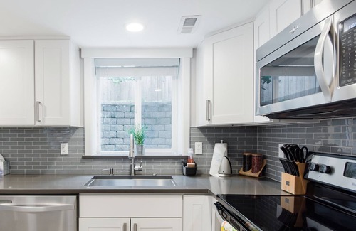 Kirkland Apartment | Unwind at a Modern Kirkland Suite