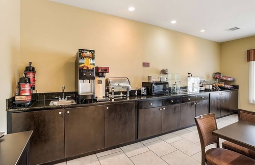 Saint Landry Hotel | Unwind at Knights Inn Bunkie! 2 Comfortable Units, Outdoor Pool, Free Bfast!