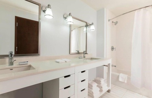 Des Moines House | Unwind at our Sea-Tac Airport Hotel