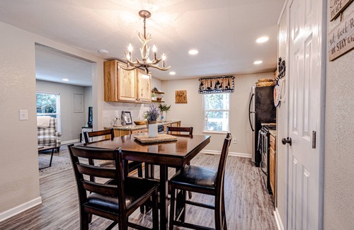 Cherokee Cabin | "UNWIND BY THE WATER'S EDGE" Beautiful 2/1 Cabin w/Hot Tub on Roaring Creek!