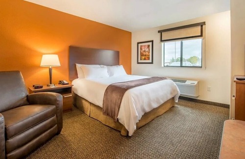 Davenport Hotel | Unwind in a Bright, Pet-Friendly Room Near Colonel Davenport House & Parks